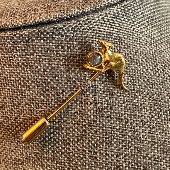 Kangaroo Pin With Genuine Opal - Picture 2 of 2